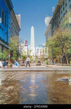 Blick auf den Obelisco von der Avenida Roque Sáenz Peña (Buenos Aires Obelisk) im Stadtzentrum von Buenos Aires, Argentinien, Südamerika - Datum genommen am 2005. September Stockfoto