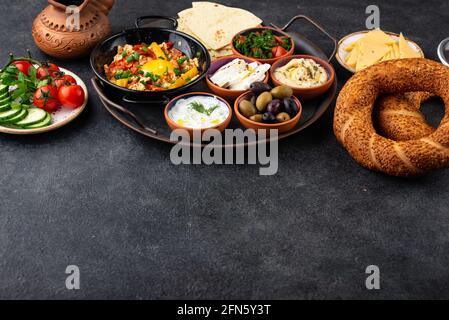 Traditionelles türkisches Frühstück mit Meze und Simit Stockfoto