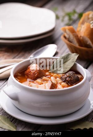 Fabada asturiana, typisch spanischer Bohneneintopf mit Schweinefleisch Stockfoto