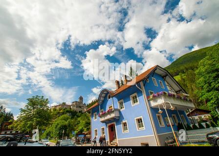 Sand in Taufers, Taufer Ahrntal, im Hintergrund Schloss Taufers, Ahrntal, Südtirol, Südtirol, Italien, Europa Stockfoto