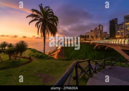 Sagen Sie Auf Wiedersehen auf den Tag vor der Villenabrücke in Miraflores, Lima. Stockfoto