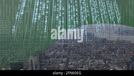 Zusammensetzung der binären Codierung über modernen Globus auf grünem Hintergrund Stockfoto