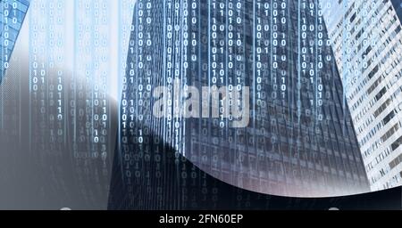 Zusammensetzung der binären Codierung über modernen Bürogebäuden Hintergrund Stockfoto