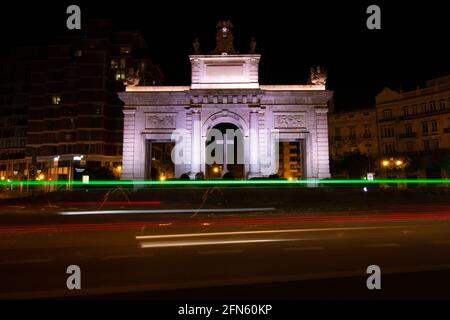 Vorderansicht der 'Puerta del Mar' in Valencia, Spanien, bei Nacht Stockfoto