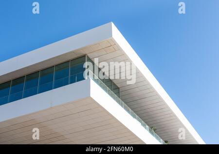 Die Ecke eines modernen minimalistischen weißen Betongebäudes ist perspektivisch Stockfoto