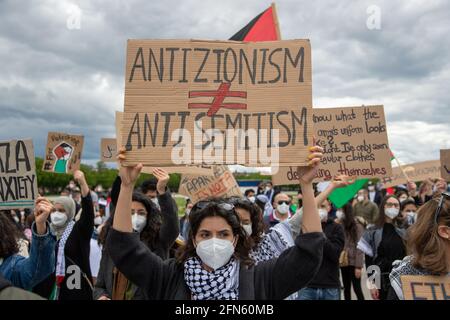 Demonstrantin hält ein Schild mit der Aufschrift: 'Antizionismus ist kein Antisemitismus'. Ca. 1000 Menschen sammeln sich am 14. Mai in München, um ihre Solidarität mit den Palästinenserinnen und den Menschen in Gaza zu zeigen. * Demonstrator hält Zeichen mit der Aufschrift: ' Antizionismus ist kein Antisemitismus '. Rund 1000 Menschen versammelten sich spontan am 14. Mai 2021 in München, Deutschland, um ihre Solidarität mit dem palästinensischen Volk und dem Volk in Gaza zu zeigen. (Foto von Alexander Pohl/Sipa USA) Stockfoto