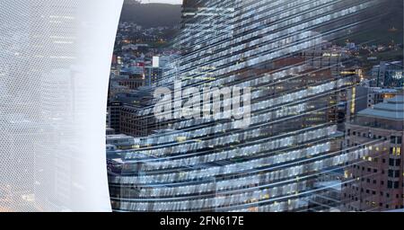 Zusammensetzung der binären Codierung über Stadtbild und weißen Rand Stockfoto