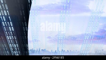 Zusammensetzung der binären Codierung über Stadtbild und Graukante Stockfoto
