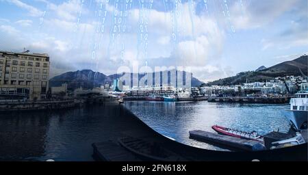Zusammensetzung der binären Codierung über Stadtbild im Hintergrund Stockfoto