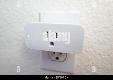 Amazon Smart Plug installiert in einem Smart Home in San Ramon, Kalifornien, 9. November 2020. () Stockfoto
