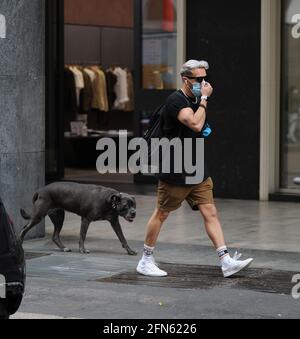 Mailand, Marco Carta im Zentrum mit seinem Hund Marco Carta, mit dem neuen platinblonden Haarlook, geht mit seinem Hund durch die Straßen des Zentrums. Stockfoto