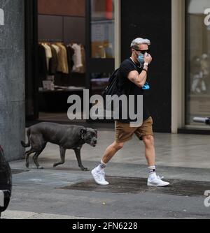 Mailand, Marco Carta im Zentrum mit seinem Hund Marco Carta, mit dem neuen platinblonden Haarlook, geht mit seinem Hund durch die Straßen des Zentrums. Stockfoto