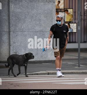 Mailand, Marco Carta im Zentrum mit seinem Hund Marco Carta, mit dem neuen platinblonden Haarlook, geht mit seinem Hund durch die Straßen des Zentrums. Stockfoto