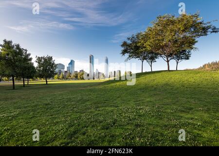 Skyline von Gebäuden und Providencia Vitacura Bezirke vom Parque Bicentenario, Santiago de Chile Stockfoto