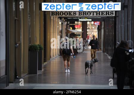 Mailand, Marco Carta im Zentrum mit seinem Hund Marco Carta, mit dem neuen platinblonden Haarlook, geht mit seinem Hund durch die Straßen des Zentrums. Stockfoto