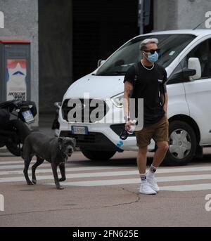 Mailand, Marco Carta im Zentrum mit seinem Hund Marco Carta, mit dem neuen platinblonden Haarlook, geht mit seinem Hund durch die Straßen des Zentrums. Stockfoto