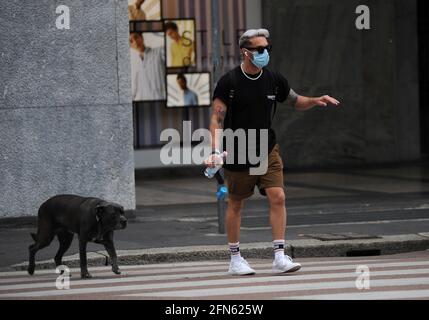 Mailand, Marco Carta im Zentrum mit seinem Hund Marco Carta, mit dem neuen platinblonden Haarlook, geht mit seinem Hund durch die Straßen des Zentrums. Stockfoto