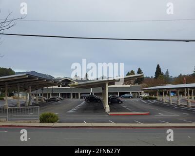 Weitschuss von mehreren Autos, die an einem bewölkten Tag unter Sonnenschutzdach auf dem Parkplatz der Acalanes High School in Walnut Creek, Kalifornien, geparkt wurden, 6. Januar 2021. () Stockfoto
