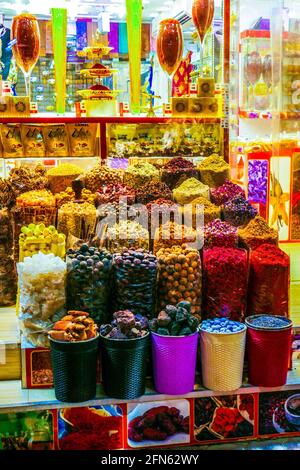 Dubai, Vereinigte Arabische Emirate, 12. April 2019. Vereinigte Arabische Emirate Dubai Gewürzmarkt im Deira-Viertel, Gewürzgeschäft Stockfoto