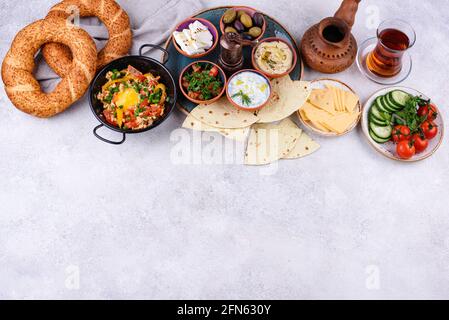 Traditionelles türkisches Frühstück mit Meze und Simit Stockfoto