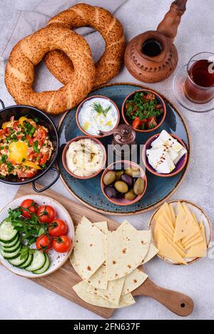 Traditionelles türkisches Frühstück mit Meze und Simit Stockfoto