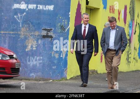 Edwin Poots (links) mit Mervyn Story vor dem Hauptquartier der Demokratischen Unionistischen Partei (DUP) in Belfast, bevor Poots als neuer Führer der DUP bekannt gegeben wurde. Bilddatum: Freitag, 14. Mai 2021. Stockfoto