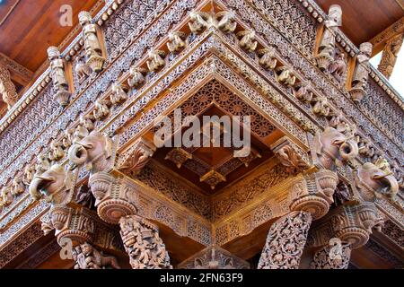 Etobicoke, Ontario / Kanada - 24. Mai 2009: Nahaufnahme von Baps Shri Swaminarayan Mandir - einem traditionellen hinduistischen Gotteshaus Stockfoto