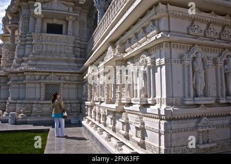 Etobicoke, Ontario / Kanada - 24. Mai 2009: Touristenziel - Baps Shri Swaminarayan Mandir - ein traditionelles hinduistisches Gotteshaus Stockfoto