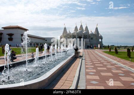 Etobicoke, Ontario / Kanada - 24. Mai 2009: Wunderschöne Aussicht auf das Baps Shri Swaminarayan Mandir - ein traditionelles hinduistisches Gotteshaus Stockfoto