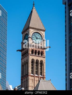 Uhrenturm des Alten Rathauses, Außenarchitektur im romanischen Stil aus rosa Sandstein. Das berühmte Wahrzeichen befindet sich in Stockfoto