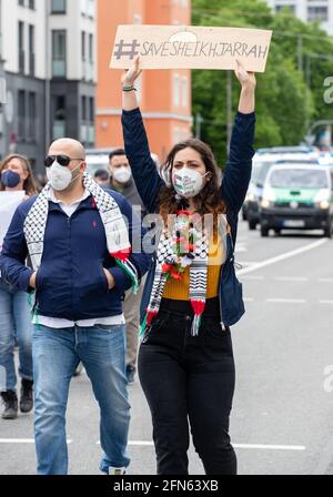 Demonstrantin hält ein Schild mit der Aufschrift: „ Save Sheikh Jarrah “. Ca. 1000 Menschen sammeln sich am 14. Mai in München, um ihre Solidarität mit den Palästinenserinnen und den Menschen in Gaza zu zeigen. * Demonstrantor hält ein Schild mit der Aufschrift: "Rettet Scheich Jarrah". Rund 1000 Menschen versammelten sich spontan am 14. Mai 2021 in München, Deutschland, um ihre Solidarität mit dem palästinensischen Volk und dem Volk in Gaza zu zeigen. (Foto: Alexander Pohl/Sipa USA) Quelle: SIPA USA/Alamy Live News Stockfoto