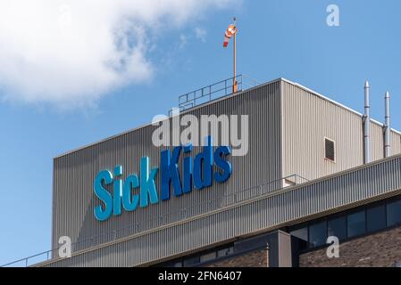 Schild des SickKids Hospital auf dem Dach des Gebäudes in der University Avenue, Toronto, Kanada Stockfoto