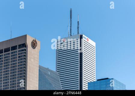 Zoomen Sie zu den Wolkenkratzern in der Innenstadt von Toronto, Kanada. Die Logos von Sheraton Center und BMO sind auf den Gebäuden zu sehen Stockfoto