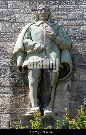 Statue oder Skulptur von Samuel de Champlain. Detail des 'Archives and Canadiana Building' in Toronto, Kanada. Stockfoto
