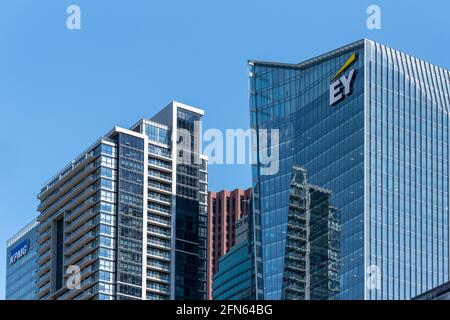 Zoomen Sie zu den Wolkenkratzern in der Innenstadt von Toronto, Kanada. Auf den Gebäuden sind Logos von EY und KPMG zu sehen Stockfoto