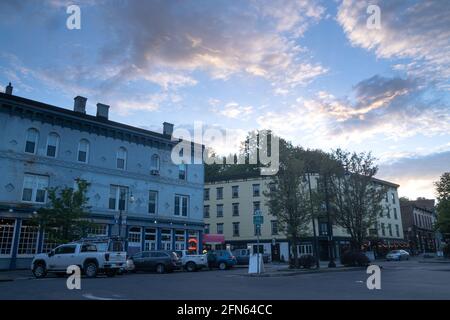 Kingston, NY - USA - 12. Mai 2021: Blick auf die Geschäfte und Restaurants am Broadway in der Rondout, Kingstons historischer Uferpromenade Stockfoto