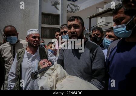 Gaza, Palästina. Mai 2021. Beerdigung von Palästinensern, die bei israelischen Luftangriffen in Gaza getötet wurden. 14. Mai 2021, Rafah, Gazastreifen, Palästinensische Gebiete: Palästinenser tragen die Leiche des jungen Kindes Ibrahim Al-Rantisi, der bei einem israelischen Luftangriff getötet wurde, bevor er in Rafah im südlichen Gazastreifen beerdigt wurde. Mit der Eskalation der Gewalt zwischen Gaza und Israel. Quelle: Yousef Masoud/TheNews2 Quelle: Yousef Masoud/TheNEWS2/ZUMA Wire/Alamy Live News Stockfoto