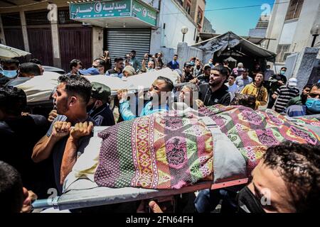 Gaza, Palästina. Mai 2021. Beerdigung von Palästinensern, die bei israelischen Luftangriffen in Gaza getötet wurden. 14. Mai 2021, Rafah, Gazastreifen, Palästinensische Gebiete: Palästinenser tragen die Leiche des jungen Kindes Ibrahim Al-Rantisi, der bei einem israelischen Luftangriff getötet wurde, bevor er in Rafah im südlichen Gazastreifen beerdigt wurde. Mit der Eskalation der Gewalt zwischen Gaza und Israel. Quelle: Yousef Masoud/TheNews2 Quelle: Yousef Masoud/TheNEWS2/ZUMA Wire/Alamy Live News Stockfoto