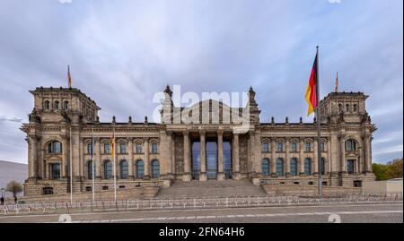 Das Reichstagsgebäude in Berlin ist die Heimat des Deutschen Bundestages. Derzeit wird das Gebäude stark gegen Terrorismus geschützt. Stockfoto