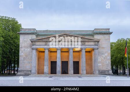 Die Neue Wache ist ein historisches neoklassizistisches Gebäude am Boulevard unter den Linden in Berlin. Stockfoto