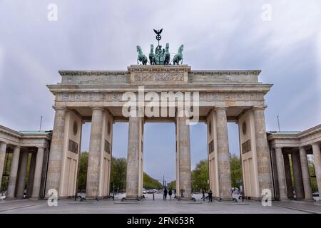 Das Brandenburger Tor ist eines der berühmtesten Wahrzeichen der deutschen Hauptstadt Berlin. Stockfoto