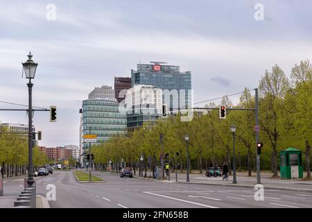 Berlin ist eine Stadt mit mehreren Millionen Menschen. In der Innenstadt befinden sich mehrere Wolkenkratzer. Stockfoto