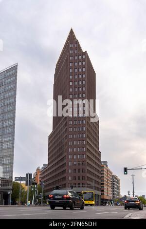 Berlin ist eine Stadt mit mehreren Millionen Menschen. In der Innenstadt befinden sich mehrere Wolkenkratzer. Stockfoto