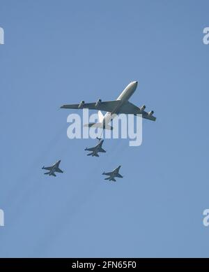 Tel Aviv, Israel - 15. April 2021: Ein Boeing 707-Betankungsflugzeug, das einen F-16-Kämpfer betankt, auf der flugschau der israelischen Luftwaffe auf der 73. Ind Israels Stockfoto