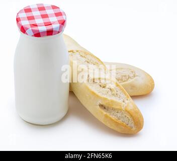 Flasche Milch und Brote (Baguettes), Kopierraum. Draufsicht. Isoliert auf weißem Hintergrund. Stockfoto