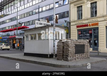 Checkpoint Charly ist eines der historischen Wahrzeichen Berlins. An diesem Ort kamen Menschen nach dem Zweiten Weltkrieg zum und vom amerikanischen Sektor Stockfoto