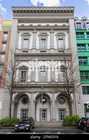 Berlin wurde im Zweiten Weltkrieg schwer bombardiert Daher ist die Stadt heute eine Mischung aus historischen und modernen Gebäuden. Stockfoto