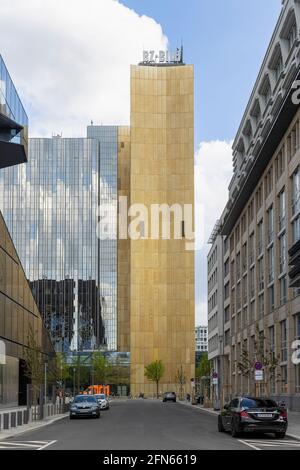 Berlin ist eine Stadt mit mehreren Millionen Menschen. In der Innenstadt befinden sich mehrere Wolkenkratzer. Stockfoto