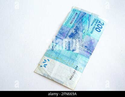 Eine 200-Note-Banknote der arabischen Dirham von Marokko auf weißem Hintergrund. Stockfoto