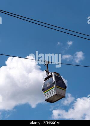 Medellin, Antioquia, Kolumbien - Dezember 23 2020: Eine weiße Seilbahn mit blauem Himmel Hintergrund Stockfoto